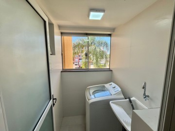 LAVANDERIA SEPARADA DA COZINHA COM PORTA