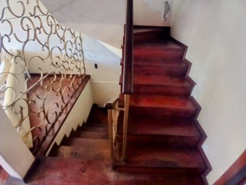 ACESSO AO SUBSOLO E ANDAR SUPERIOR