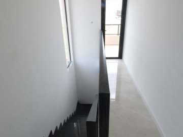 ESCADA COM ACESSO A VARANDA