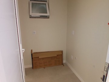 LAVANDERIA COM ACESSO PARA A COZINHA E PTIO LATERAL